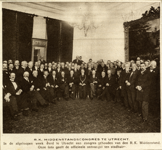 98666 Groepsportret van de aanwezigen op het eerste Nederlandse R.K. Middenstandscongres dat in Gebouw Tivoli werd ...